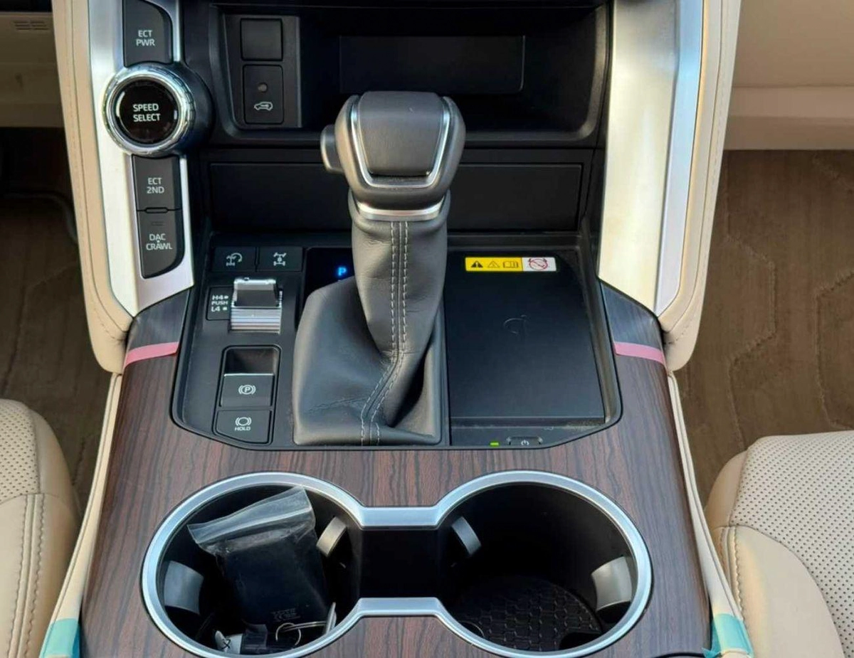 Toyota Land Cruiser GXR MID OPTION || 4.0L PETROL V6 | SUNROOF | LEATHER WITH PWR SEATS | REAR ENTERTAINMENT SCREEN (COD-15-0