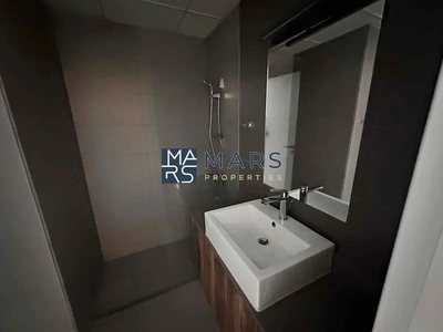 Elegant One-Bedroom Apartment with Stunning Views, No Balcony: Modern Design, Prime Location-9