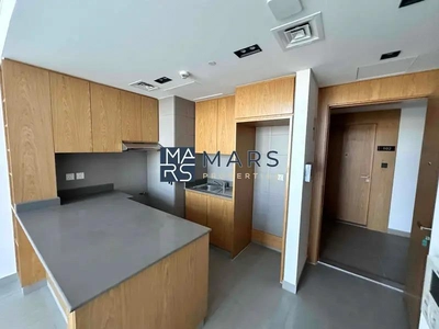 Elegant One-Bedroom Apartment with Stunning Views, No Balcony: Modern Design, Prime Location-11