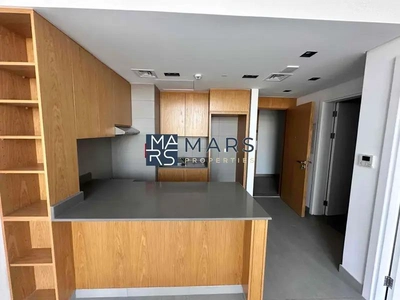 Elegant One-Bedroom Apartment with Stunning Views, No Balcony: Modern Design, Prime Location-7