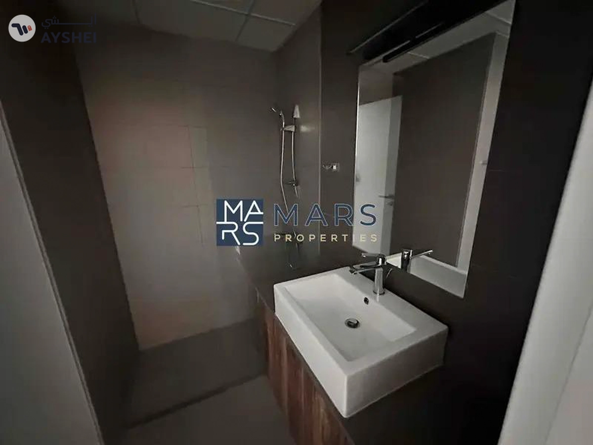 Elegant One-Bedroom Apartment with Stunning Views, No Balcony: Modern Design, Prime Location-9-9
