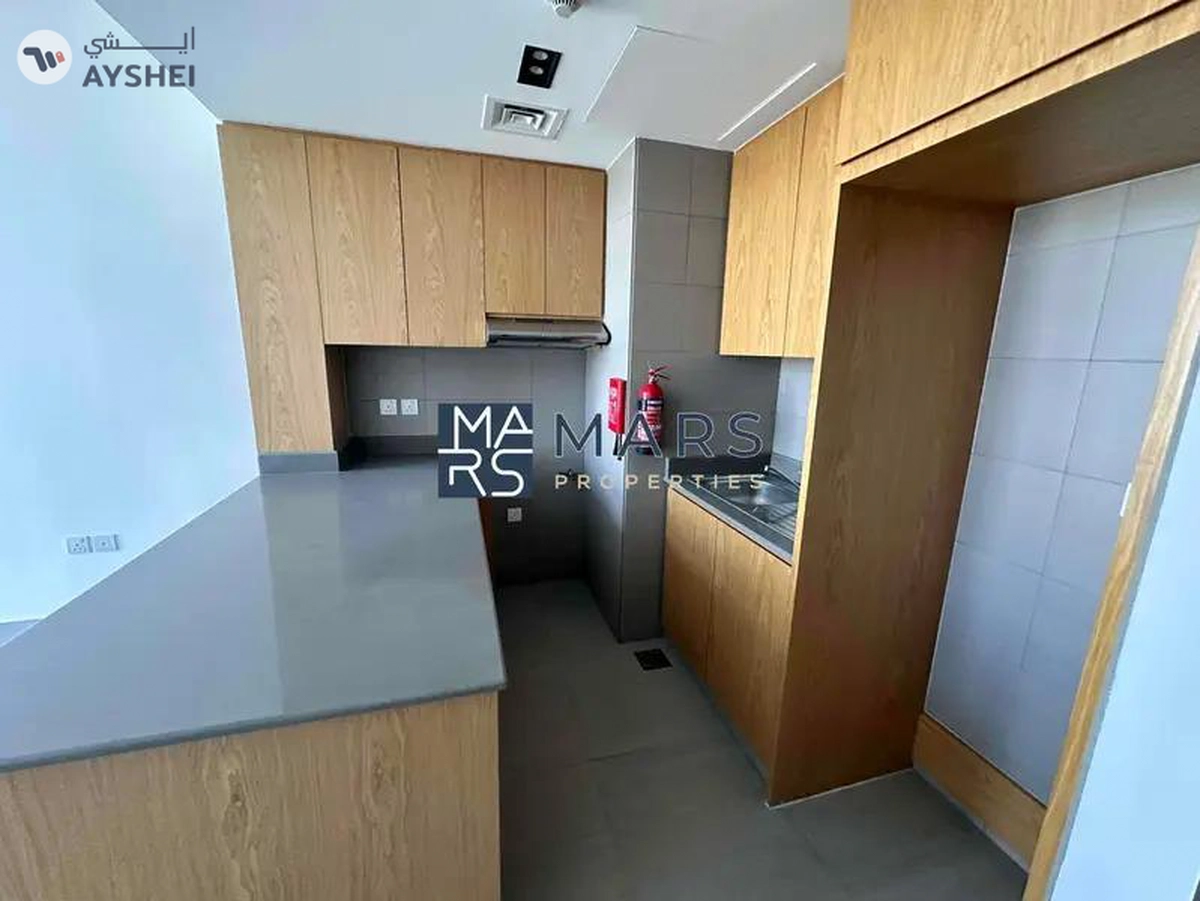 Elegant One-Bedroom Apartment with Stunning Views, No Balcony: Modern Design, Prime Location-5-5