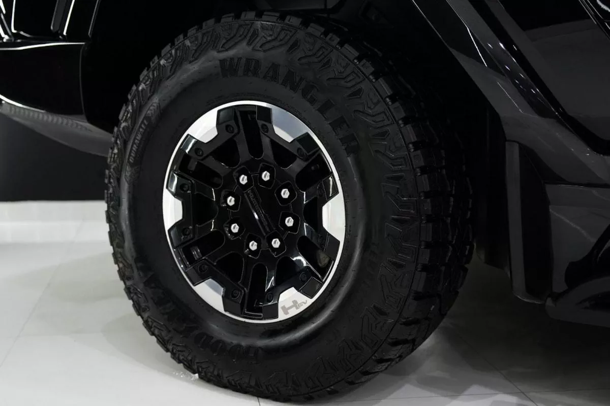 GMC Hummer EV Pickup-6-6