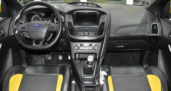 Ford Focus ST ( 2016 Model ) in Yellow Color GCC Specs
