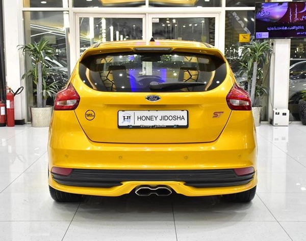 Ford Focus ST ( 2016 Model ) in Yellow Color GCC Specs