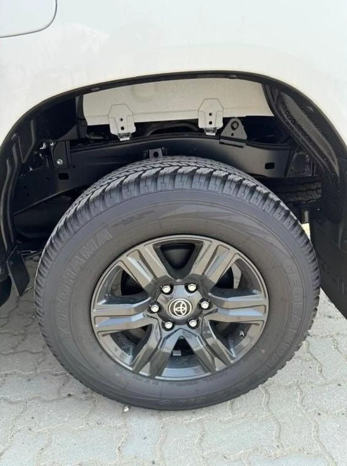 Toyota Hilux Toyota Hilux 2.7L Petrol AT Full Option With Bush Start MY2025-14-0