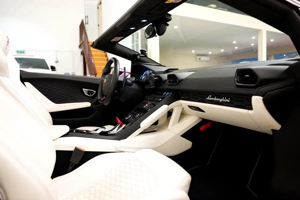 AED 17,164 PM | LAMBORGHINI HURACAN SPYDER 2017 | LP 610 | WELL MAINTAINED | 1 YEAR WARRANTY