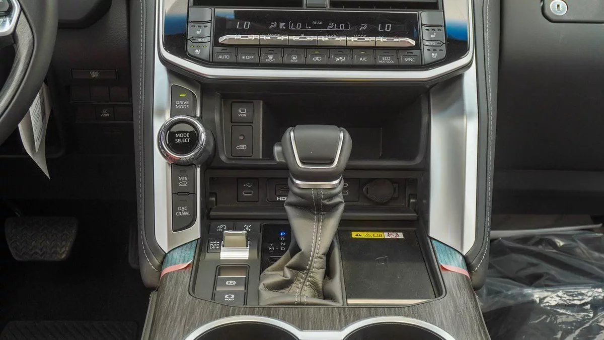 Toyota Land Cruiser VXR TWIN TURBO 3.5L HYBRID-6-0