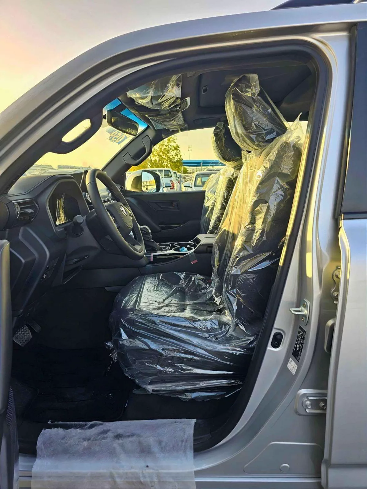 Toyota Land Cruiser GXR BASIC / 4.0L PETROL V6 / SUNROOF / LEATHER WITH DRIVER POWER SEAT (CODE # GXR4B)-8-0