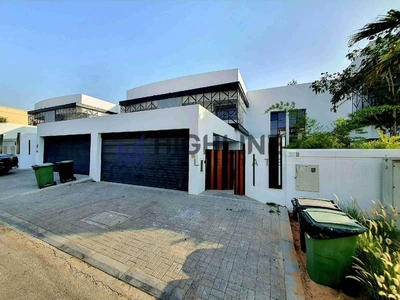 Unmatched Luxury 4-Bedroom Villa Near Kite Beach-0