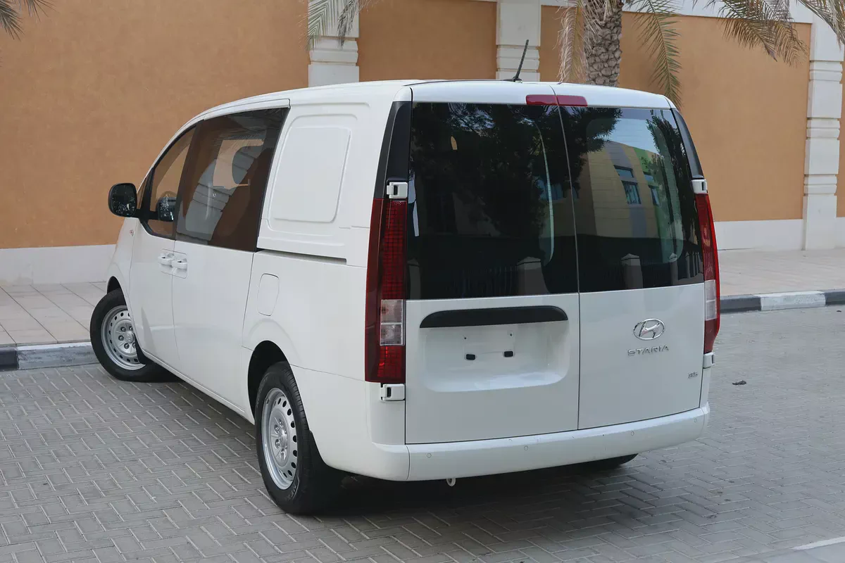 Hyundai Staria 2023 GCC Specs - Perfect Family & Commercial Van-2-2