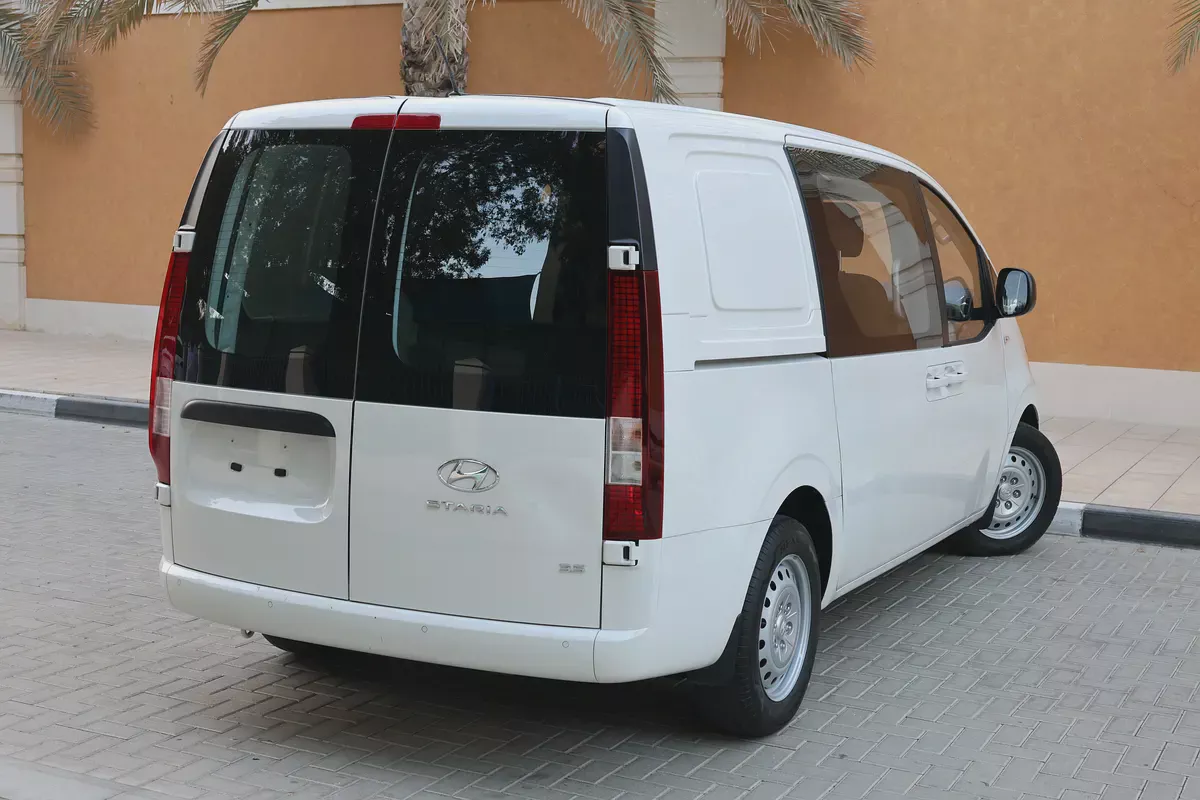 Hyundai Staria 2023 GCC Specs - Perfect Family & Commercial Van-3-3