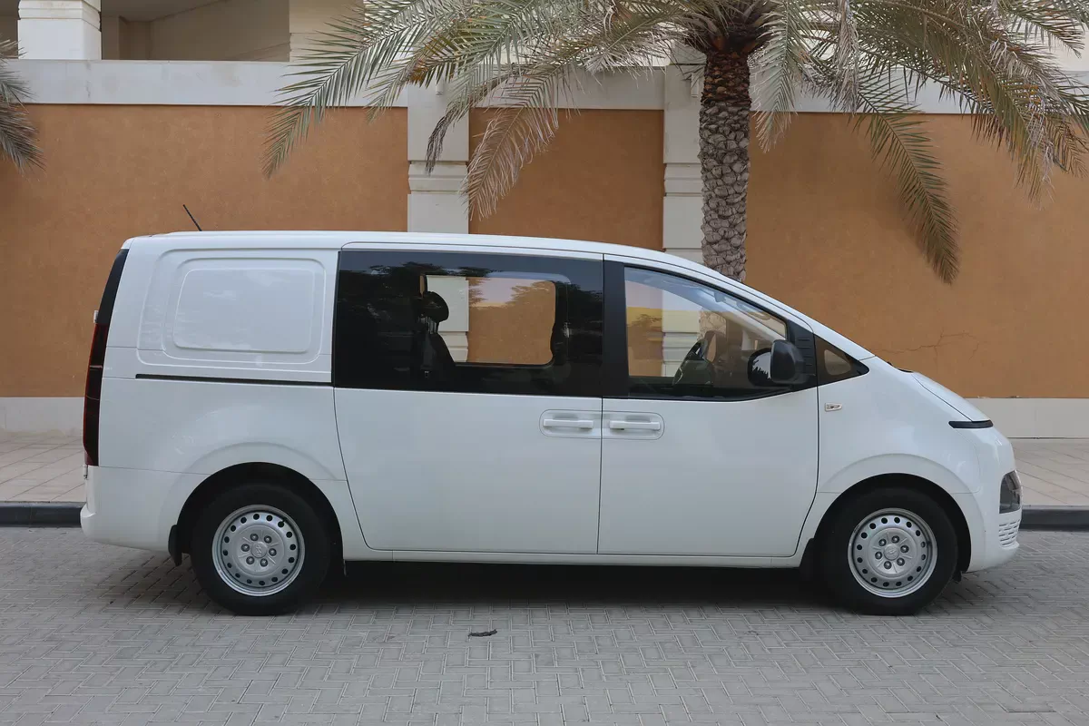 Hyundai Staria 2023 GCC Specs - Perfect Family & Commercial Van-4-4