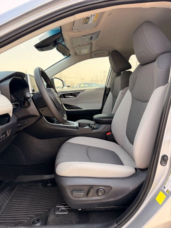 Toyota RAV4 XLE 2.5 L push start 2025 full option