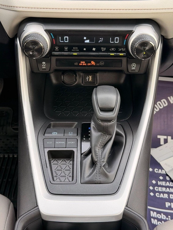 Toyota RAV4 XLE 2.5 L push start 2025 full option