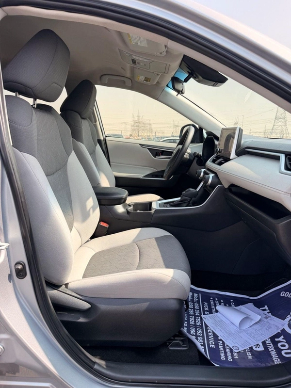 Toyota RAV4 XLE 2.5 L push start 2025 full option