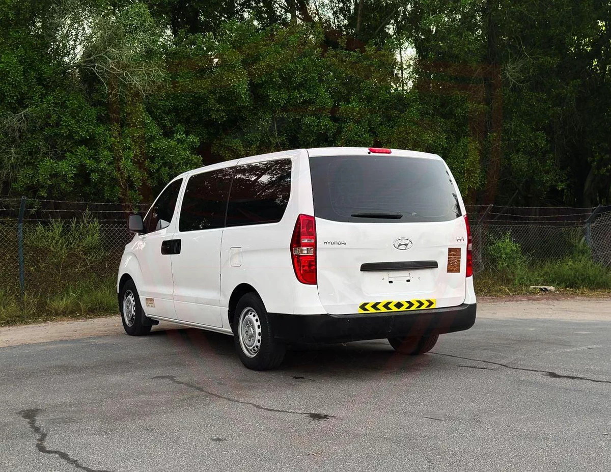 Hyundai H-1 GL Hyundai H1 2021 | 2.4L V4 | GCC Specs | Accident-Free | Excellent Condition | AED 907/Month-4-0