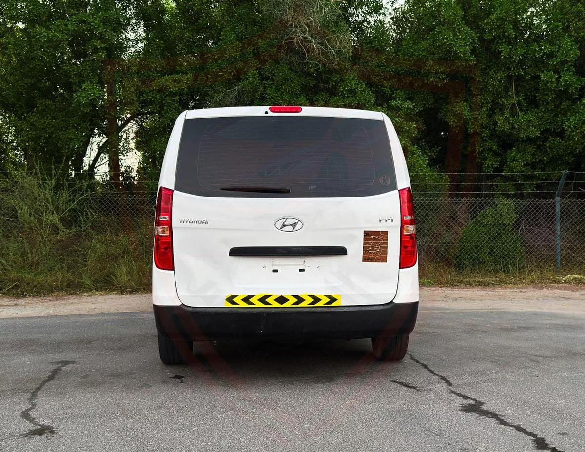 Hyundai H-1 GL Hyundai H1 2021 | 2.4L V4 | GCC Specs | Accident-Free | Excellent Condition | AED 907/Month-5-0
