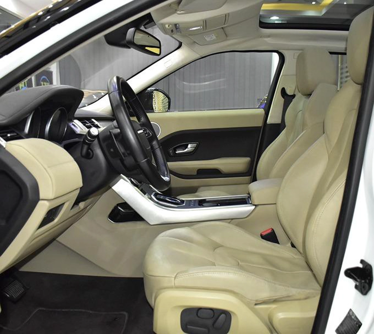 Land Rover Range Rover Evoque ( 2015 Model ) in White Color GCC Specs-2-2