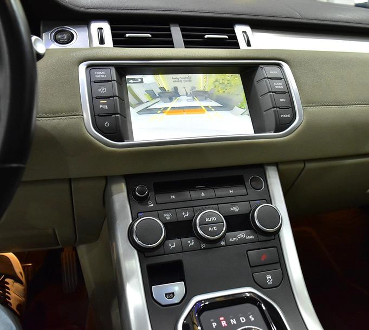 Land Rover Range Rover Evoque ( 2015 Model ) in White Color GCC Specs-4-4