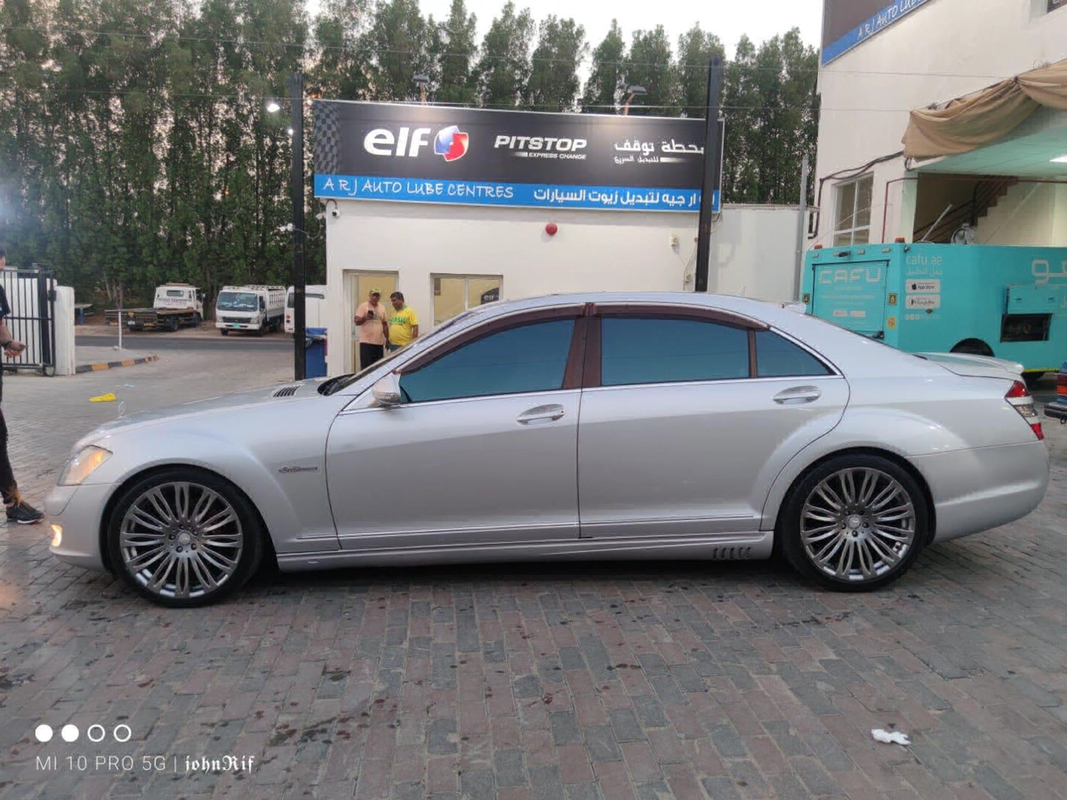 Mercedes-Benz S63 AMG Sedan-5-5