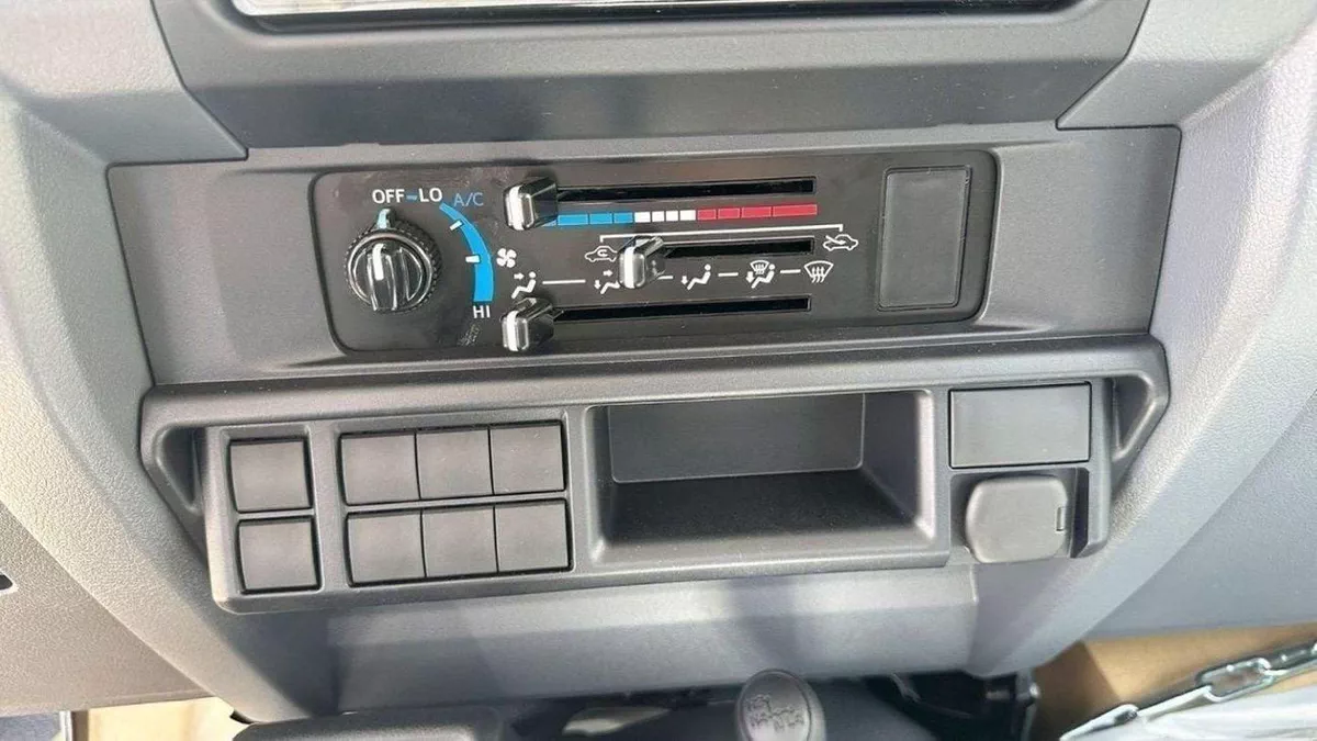 Toyota Land Cruiser Pick Up-9-0