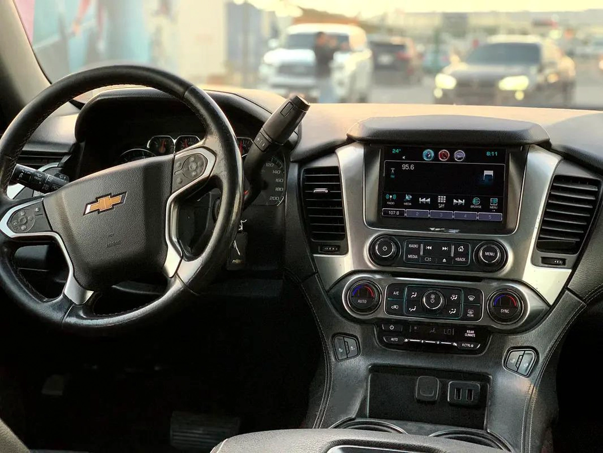 Chevrolet Suburban LT-7-7