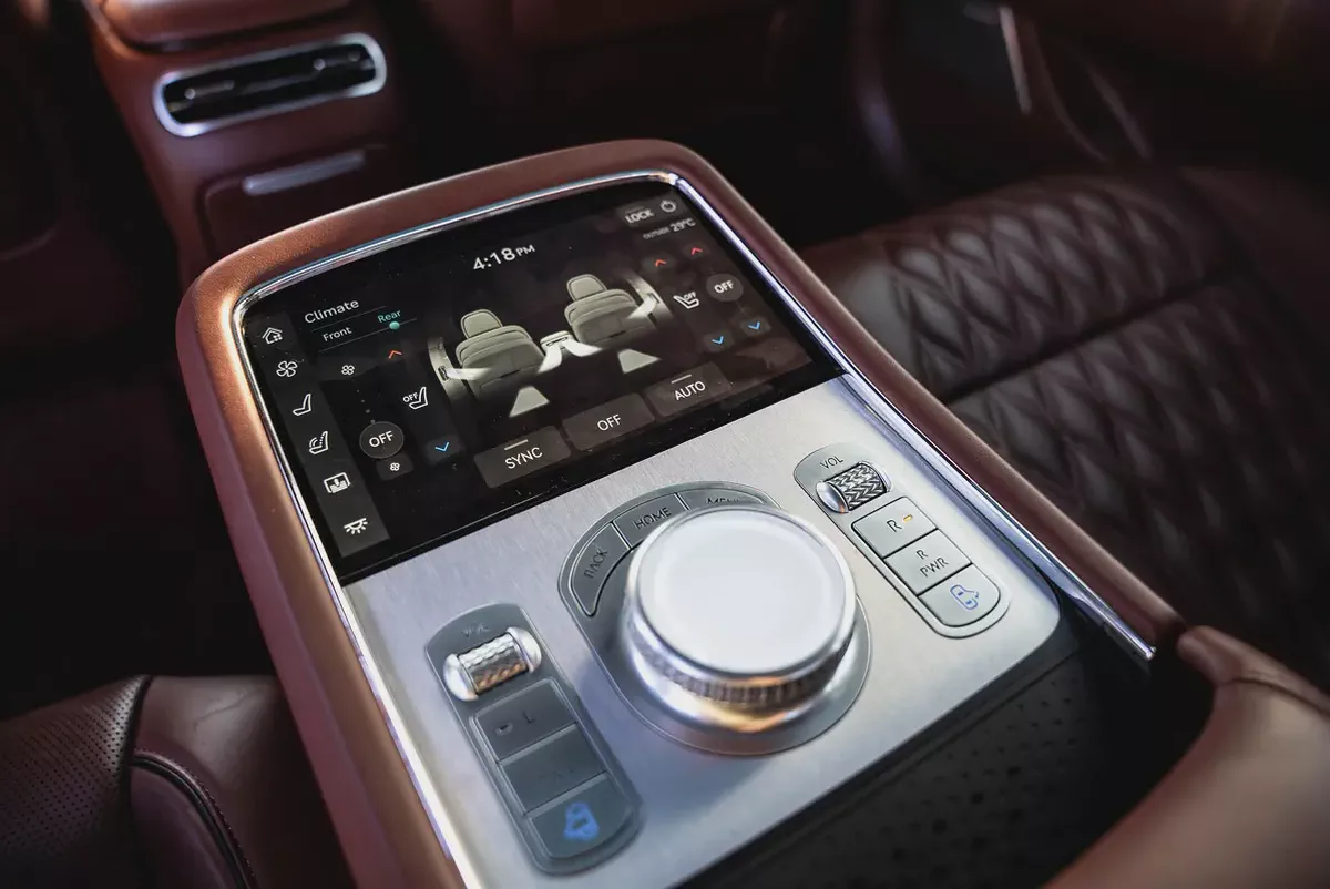 2023 Genesis G90 Royal LWB GCC Specs 3.5L V6 Low Mileage-15-15