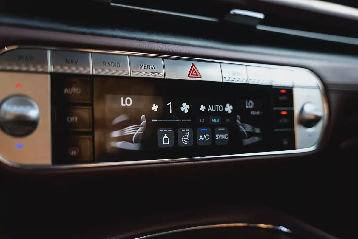 2023 Genesis G90 Royal LWB GCC Specs 3.5L V6 Low Mileage-7-7