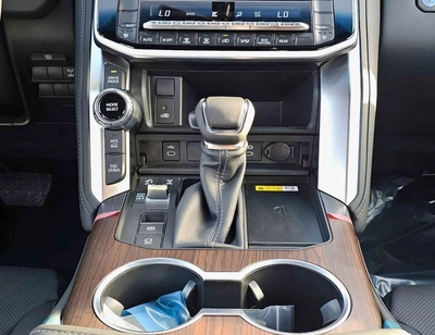 Toyota Land Cruiser GXR || 3.5L PETROL V6 / SMALL DVD / BIG BUMPER / 2 PWR SEAT + LEATHER / SUNROOF / CHROME CLADDING /-16