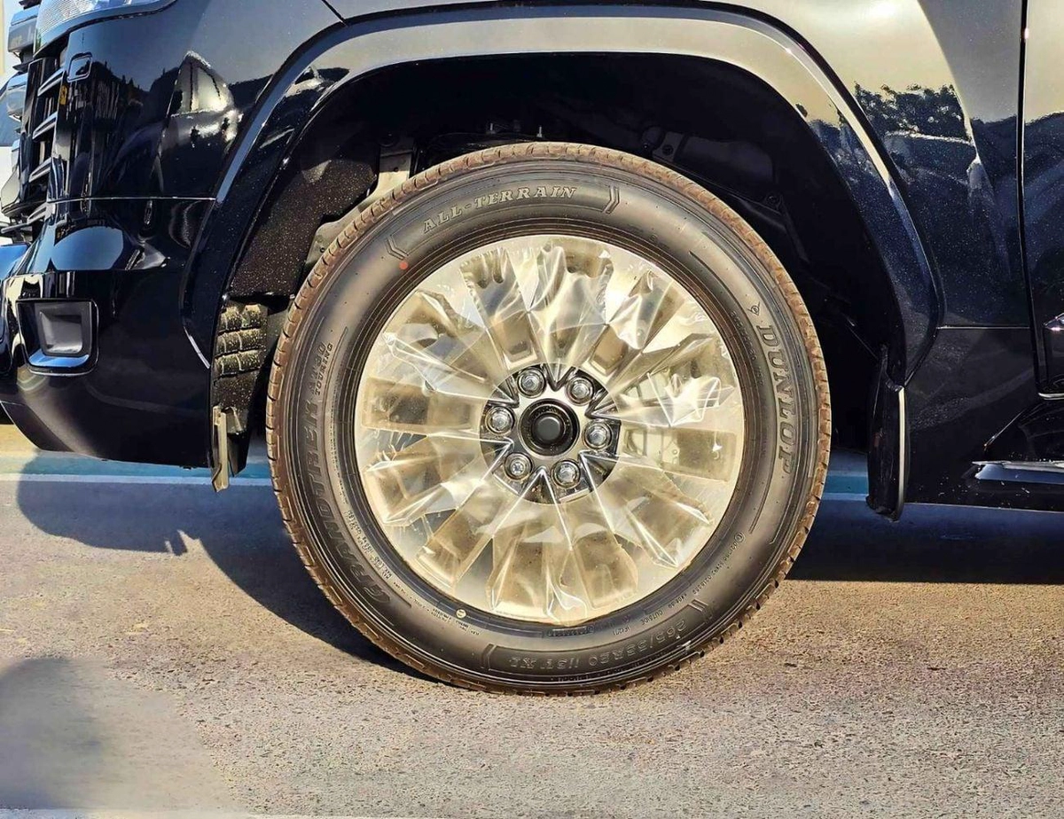 Toyota Land Cruiser GXR || 3.5L PETROL V6 / SMALL DVD / BIG BUMPER / 2 PWR SEAT + LEATHER / SUNROOF / CHROME CLADDING /-9-0