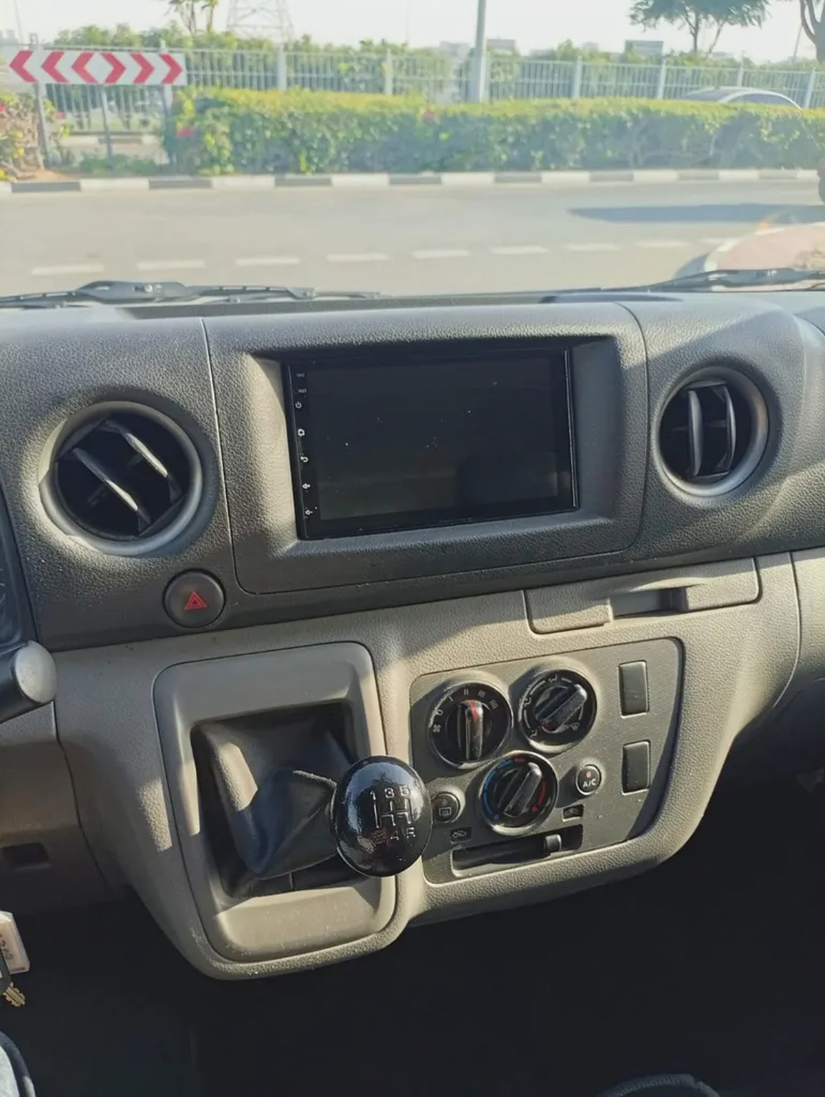 Full Cargo van Nissan Urvan  2021 GCC Specs-9-9