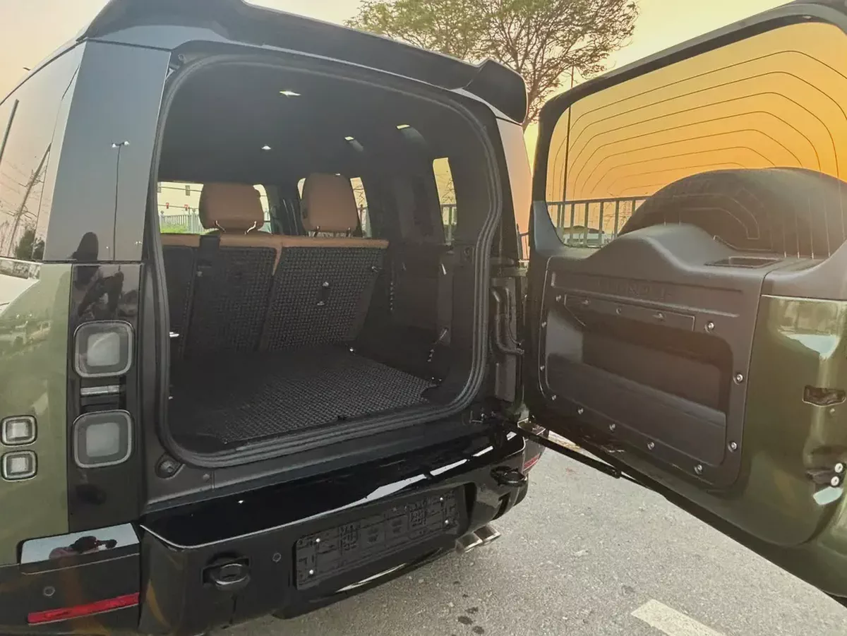 Brand New 2026 Land Rover Defender 110 X-Dynamic P425 V8 HSE - SUPERGARGE European Specs-10-10