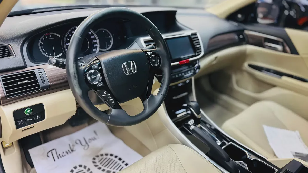 Honda Accord EX-L 2017 GCC Specs -Full Option Excellent Condition-7-7