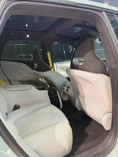 Avatr 11 VIP Edition Ultra Luxury EV-12