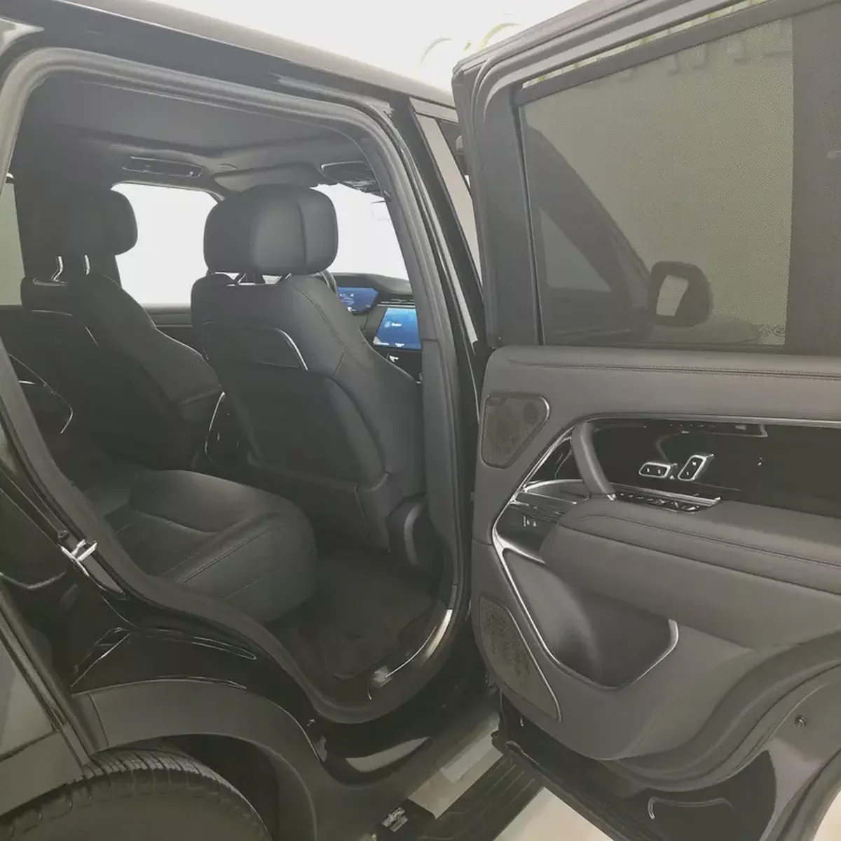 AED 7817 PM | RANGE ROVER VOGUE P550e AUTOBIOGRAPHY 2024 | LOW KMS | 1 YEAR WARRANTY-18-18