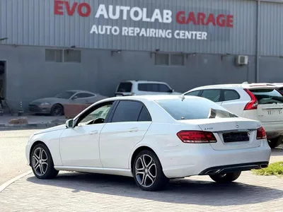 Mercedes Benz E200 AVANTGARDE E 200 GCC Specs - Pristine Condition-1