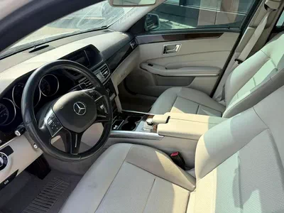 Mercedes Benz E200 AVANTGARDE E 200 GCC Specs - Pristine Condition-4