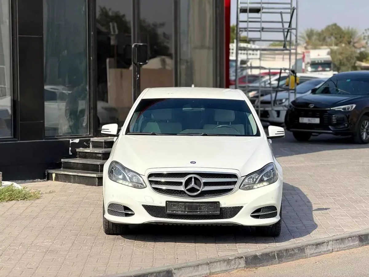 Mercedes Benz E200 AVANTGARDE E 200 GCC Specs - Pristine Condition-2-0