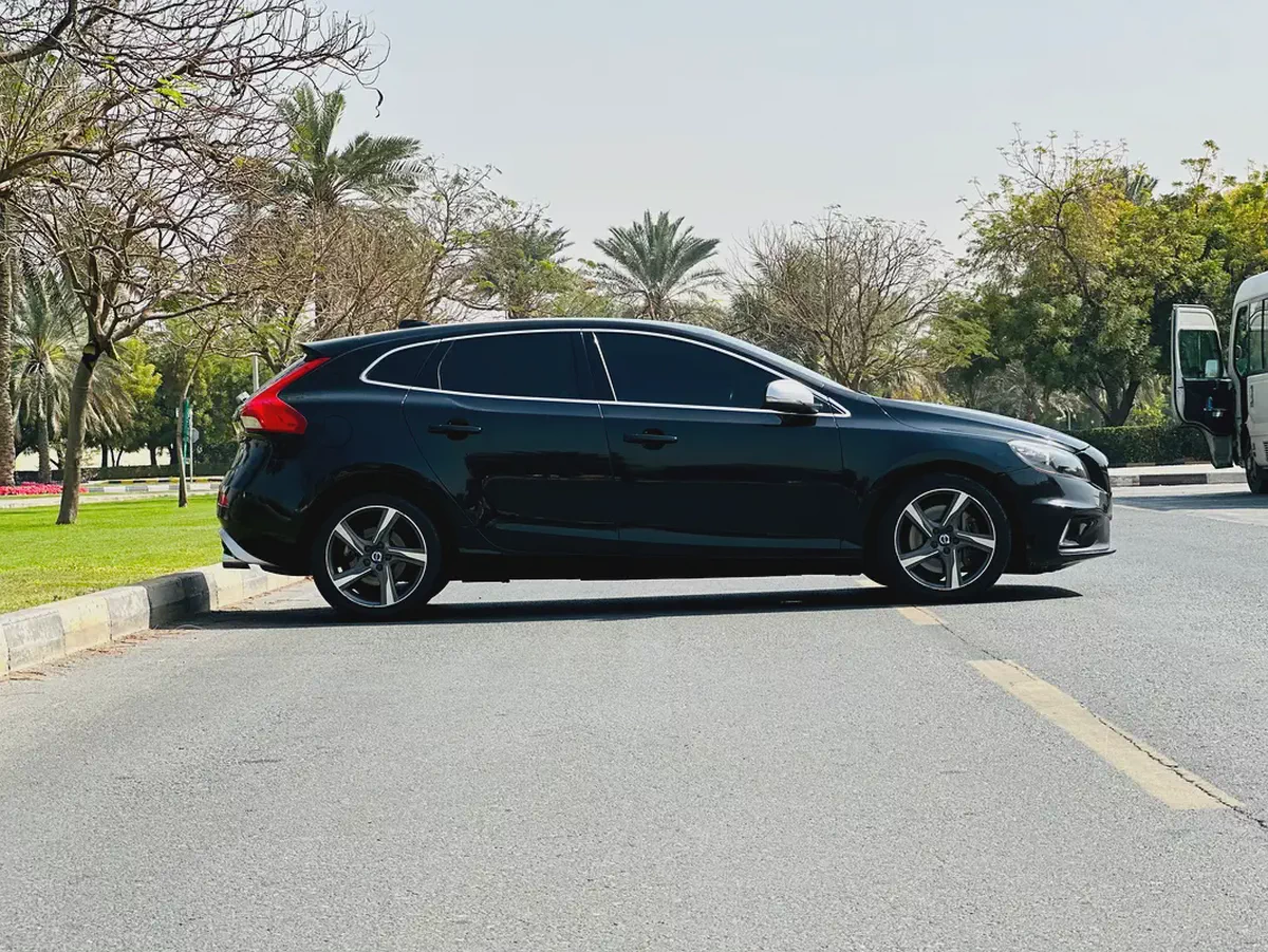 VOLVO V40 R DESIGN MODEL 2016 FULL SERVICE HISTORY IN STORY-13-13