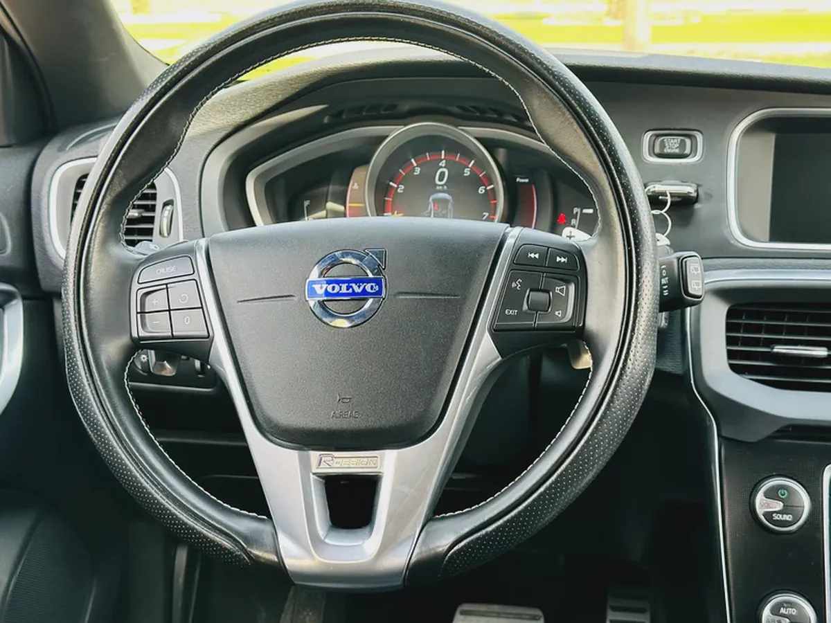 VOLVO V40 R DESIGN MODEL 2016 FULL SERVICE HISTORY IN STORY-19-19