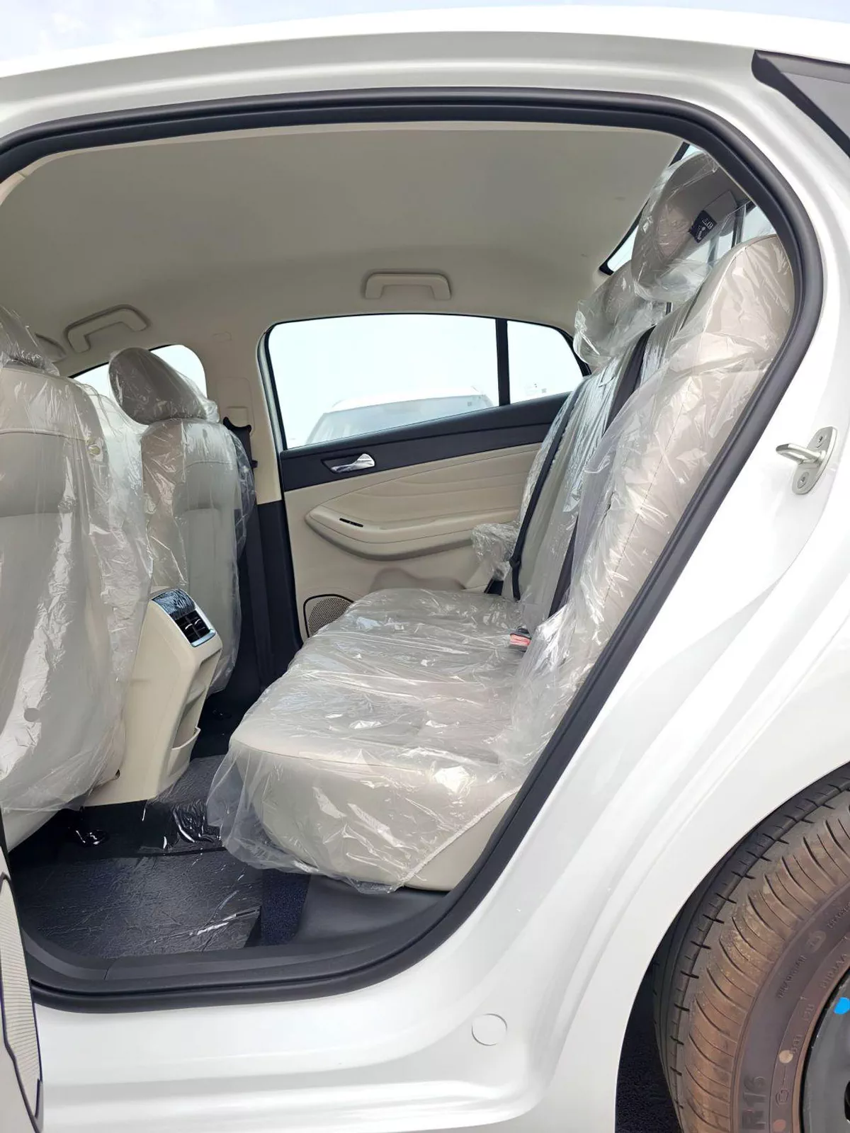 Chery Arrizo 5 STANDARD || 1.5L PETROL V4 | FABRIC SEATS | KEY START | RAER PARKING SENSOR (CODE # TARZ)-13-0