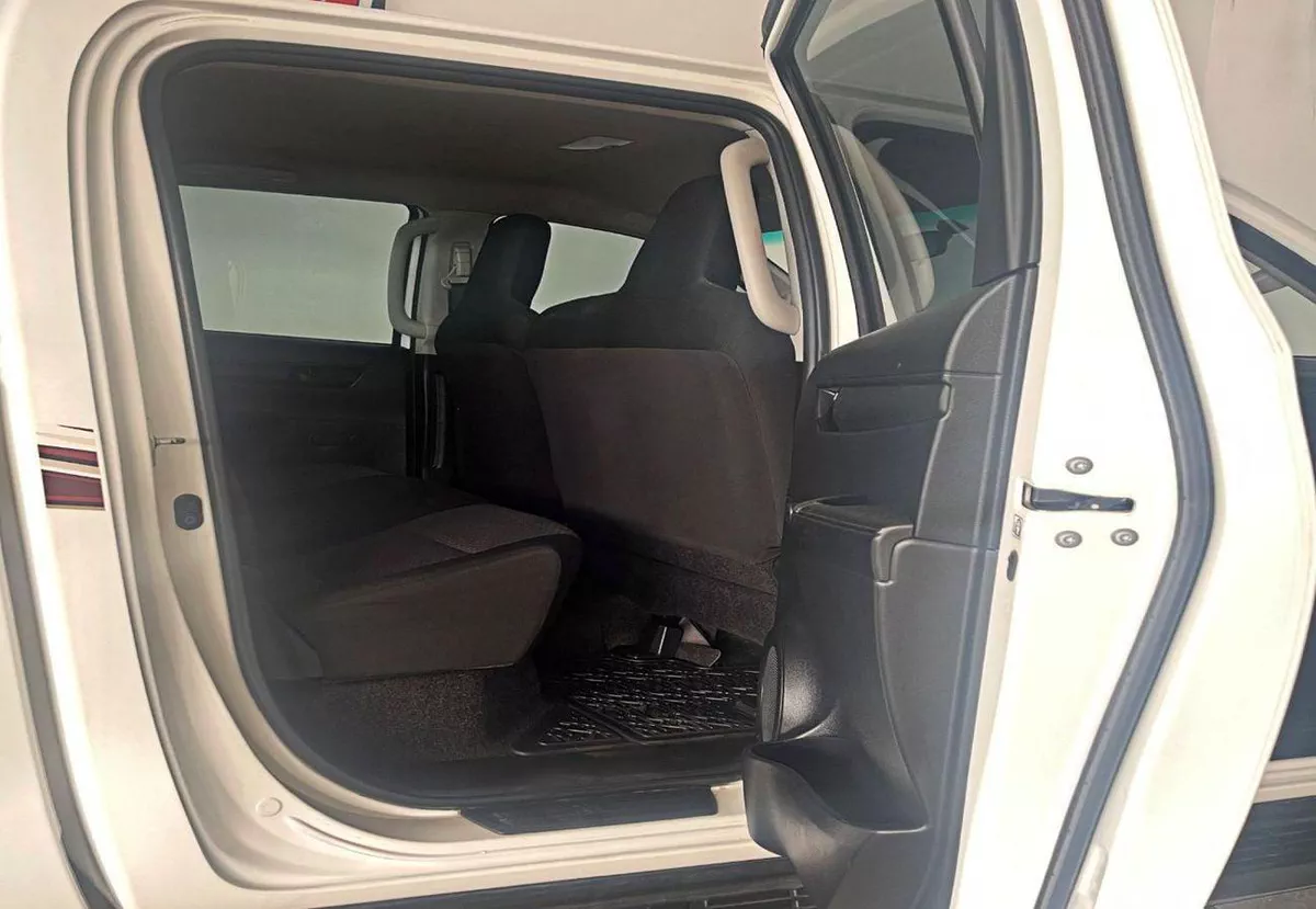 Toyota Hilux GL 2.7L-4CYL EXCELLENT CONDITION - 4WD MANUAL GEAR-10-0