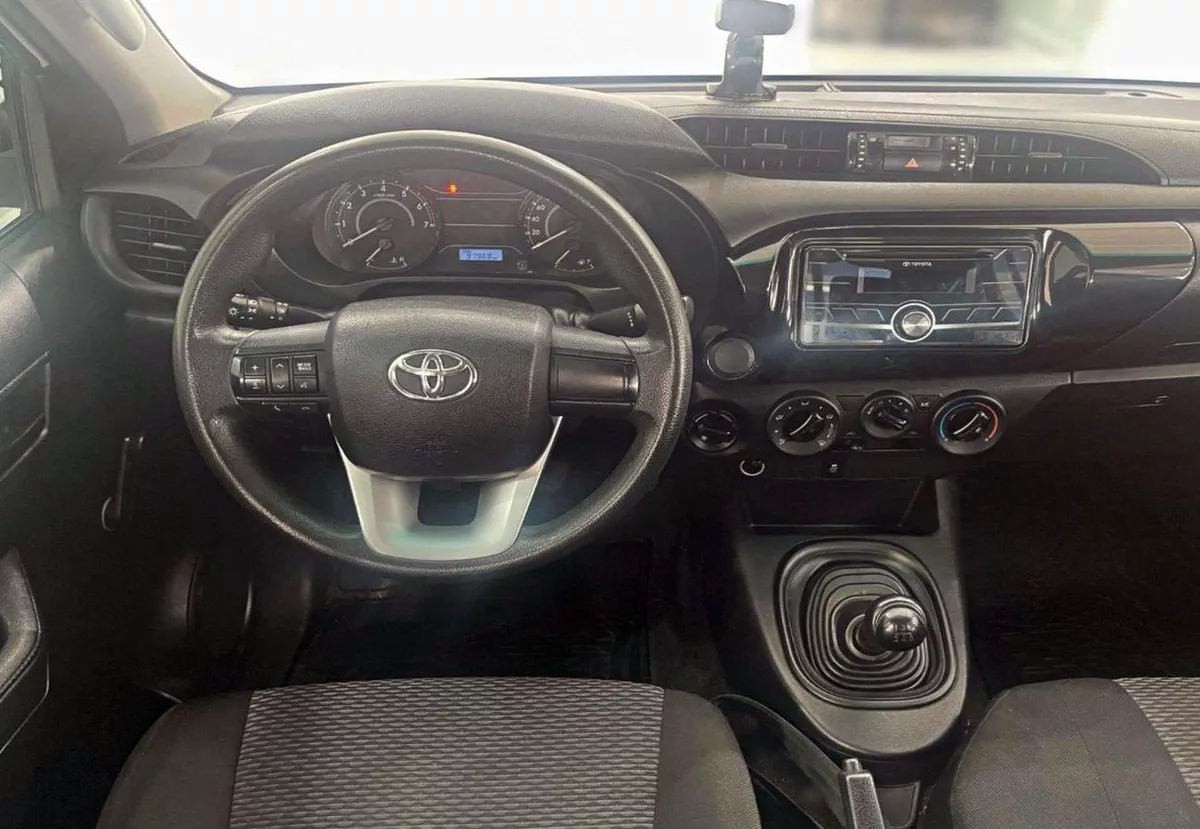 Toyota Hilux GL 2.7L-4CYL EXCELLENT CONDITION - 4WD MANUAL GEAR-4-0