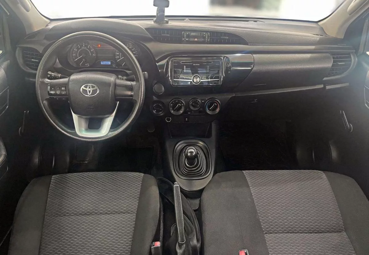 Toyota Hilux GL 2.7L-4CYL EXCELLENT CONDITION - 4WD MANUAL GEAR-6-0