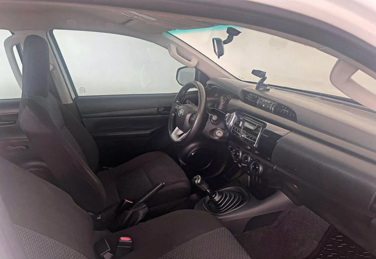 Toyota Hilux GL 2.7L-4CYL EXCELLENT CONDITION - 4WD MANUAL GEAR-8-0