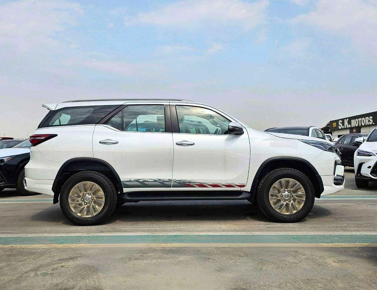 Toyota Fortuner VXR SR5 ADVENTURE | 4.0L V6 PETROL | FRONT PWR SEATS | PUSH START | DIFF LOCK AUTO A/C (CODE # F6HA)-2-0