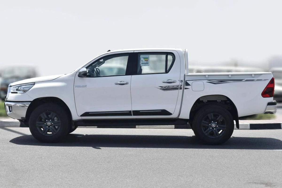Toyota Hilux 2025 MODEL: 4X4 2.7 MT DC DISPLAY AUDIO AUTO & RR AC, W/O  BEDLINER MATERIAL CODE: THX27-11-11