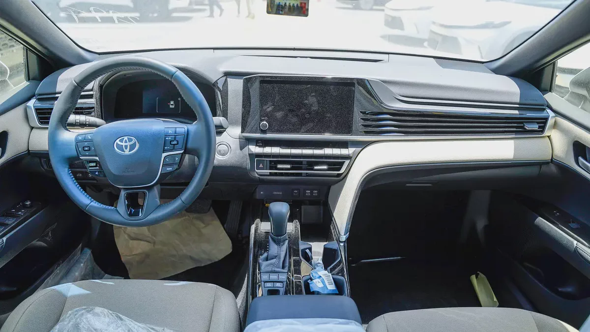 2026 Toyota Camry LE 2.5L HYBRID GCC Specs-12-12