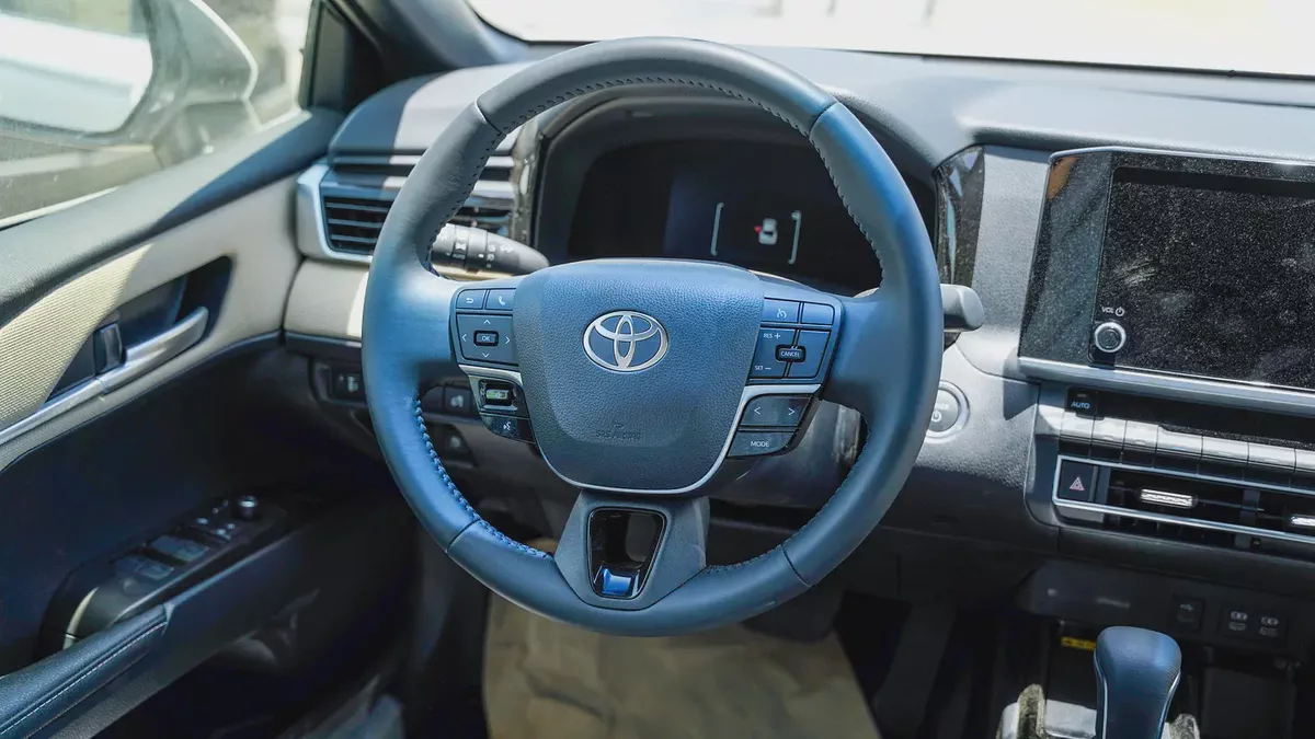 2026 Toyota Camry LE 2.5L HYBRID GCC Specs-13-13